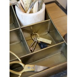 N�glering i sort l�der Home